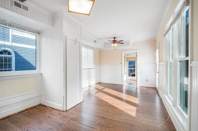 Building Photo - 307 Hawke St