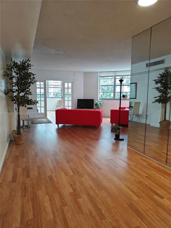Building Photo - 825 Brickell Bay Dr