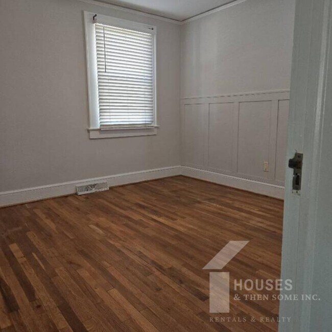 Building Photo - 106 E Wilburn Ave