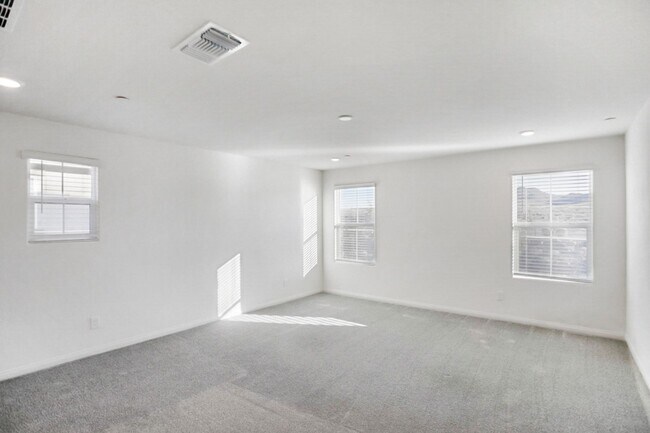 Building Photo - INSPIRADA BEAUTY WITH BED AND FULL BATH ON 1ST FLOOR