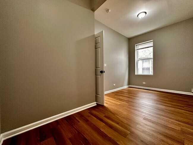 Building Photo - Amazing 4-bed Duplex by UIC