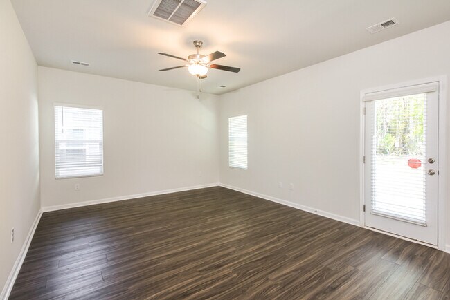 Building Photo - Beautiful New Construction, 15 Minutes to ...