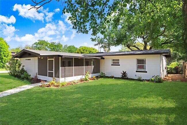 Building Photo - 223 Pinehurst Dr