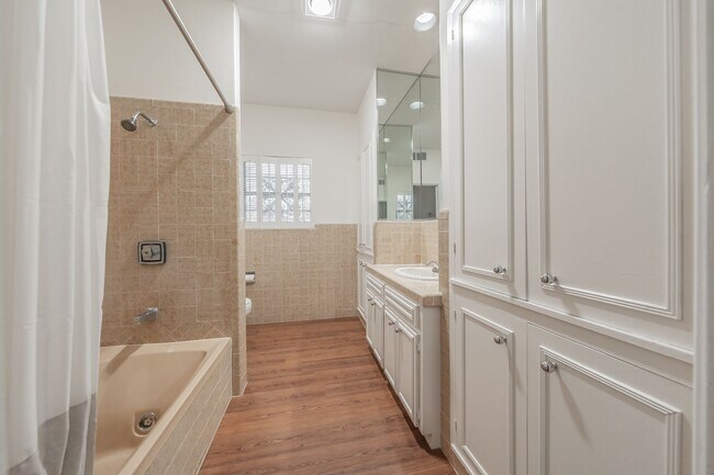 Building Photo - 2-bedroom, 2-bath condo located in the highly desirable Ridglea North neighborhood.