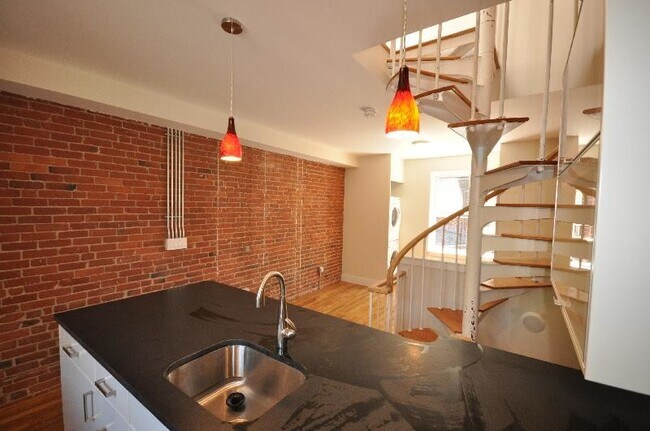 Building Photo - 17 Warwick St