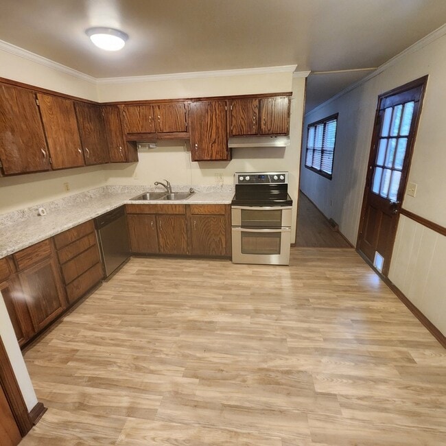 Building Photo - 703 Ikes Rd