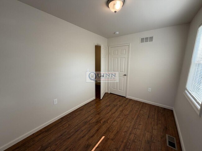 Building Photo - 319 Willow Dr