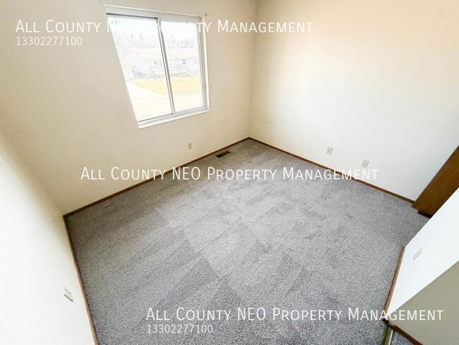 Building Photo - 217 Plum St N