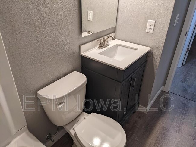 Building Photo - 105 Ludland Dr