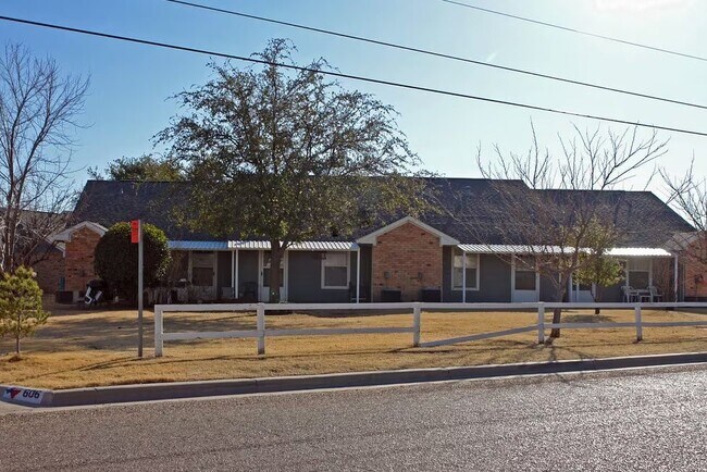 Building Photo - 610 W 8th St