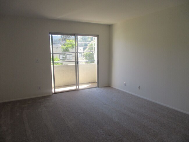 Building Photo - Beautiful Condo in the heart of Studio City