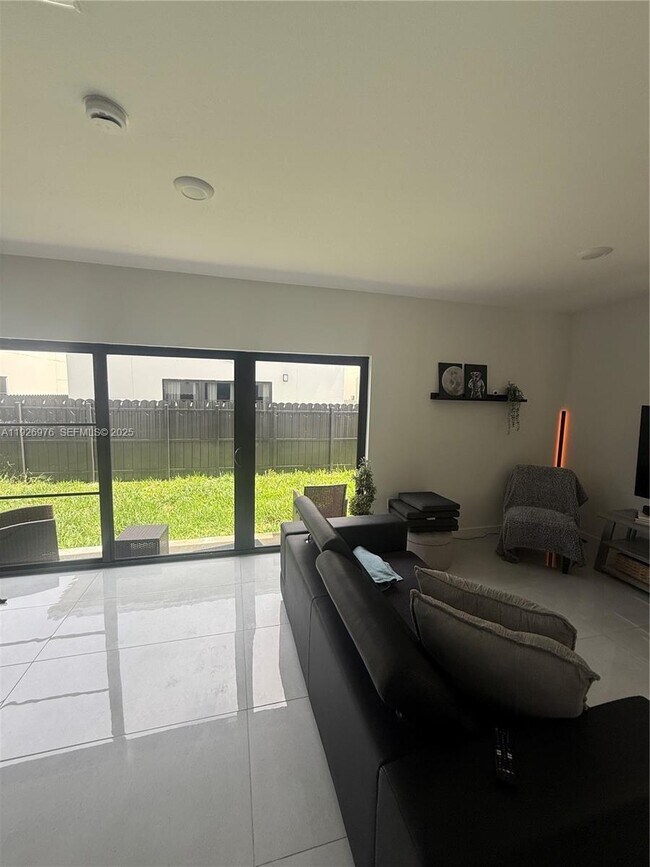 Building Photo - 1327 NW 2nd Ln