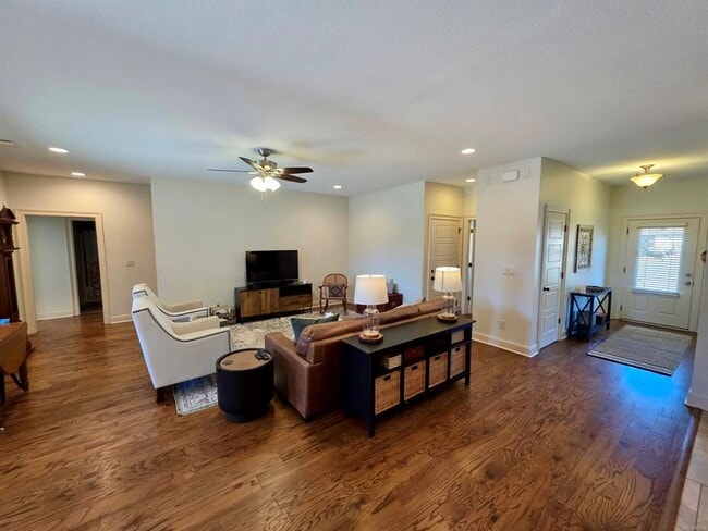 Building Photo - 37 Emerald Dr