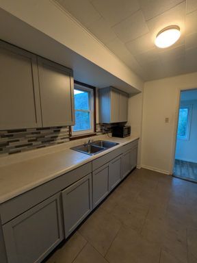 Building Photo - Beautifully updated 2 bed 1 bath apartment in Beaver Falls!
