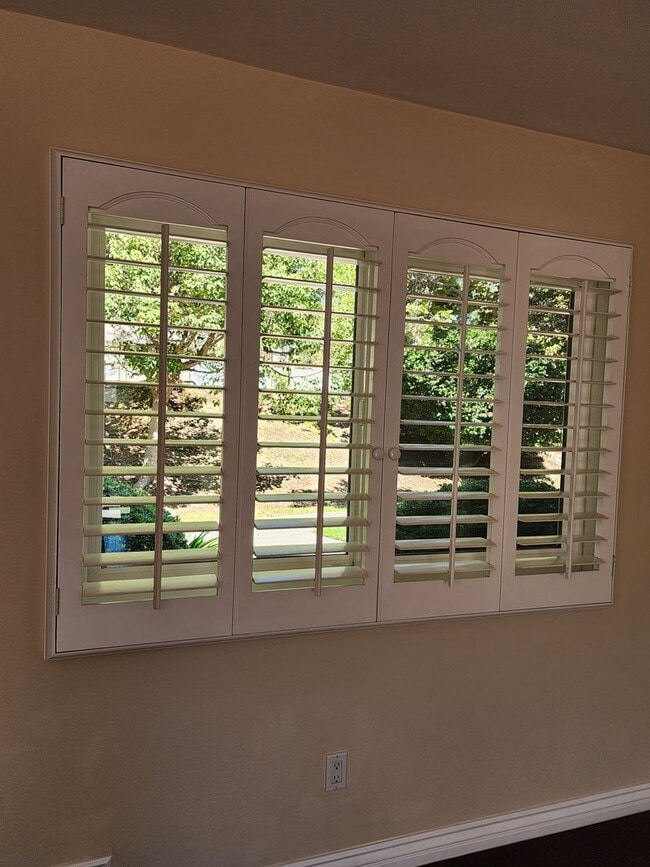 Building Photo - Bright & Beautiful Home Nestled Near Nature and Conveniences