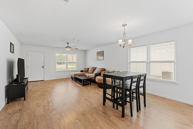 Building Photo - 404 Sloan St