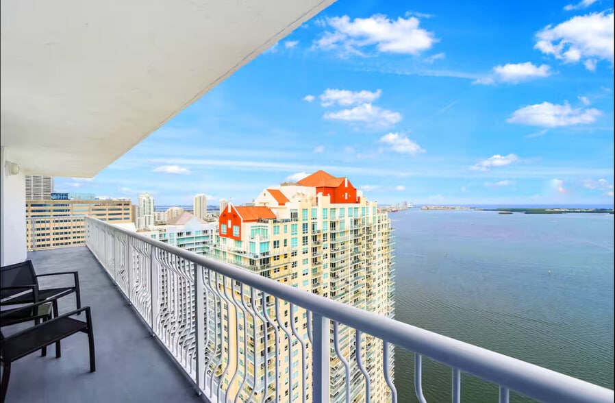 Building Photo - 1200 Brickell Bay Dr