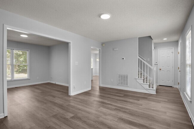 Building Photo - Spacious 3 Bedroom Home, LVP Floors, Updated Kitchen, New Cabinets, Granite, SS Appliances, Pet F...