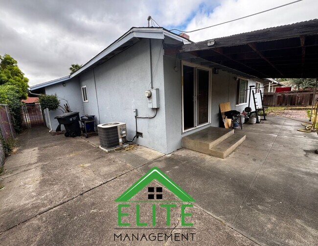 Building Photo - **Charming 3-Bedroom Home in Established S...