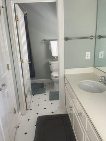 Building Photo - 552 Close Ln