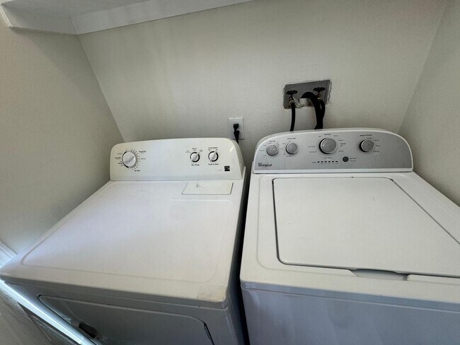Building Photo - 3 bedroom 2 Full Bath Mobile Home Close to...