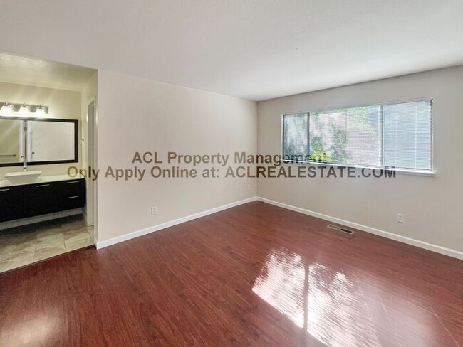 Building Photo - Quiet and Quaint Hayward Hills Condo 4 Rent