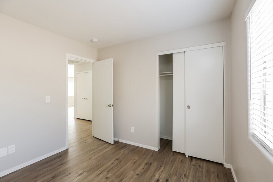 Building Photo - 5802 S 54th Ln