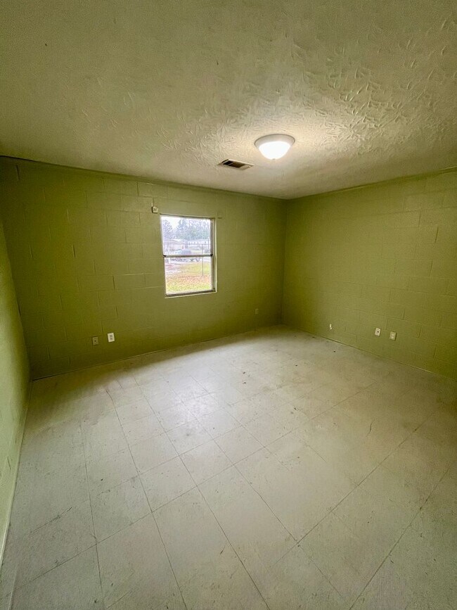 Building Photo - 370 E Gordon Ave