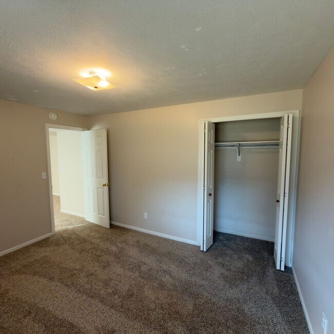 Building Photo - 3 Bedroom Duplex in Rockford!