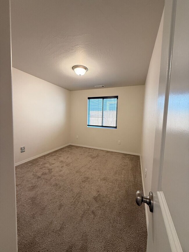 Building Photo - Charming 3 Bed / 2 Bath Home in Delta Estates – Medford