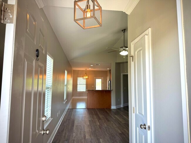 Building Photo - 399 Pin Oak Loop