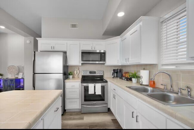 Building Photo - 102 W Corral St