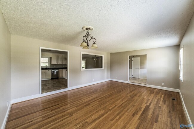 Building Photo - 2107 Edinburgh Dr SW
