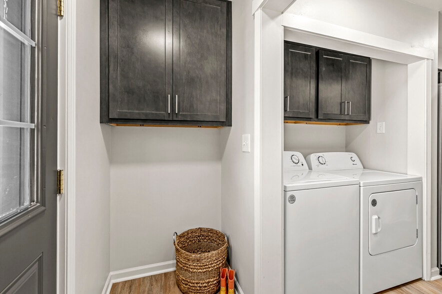 Mud Room - 174 W 7th St