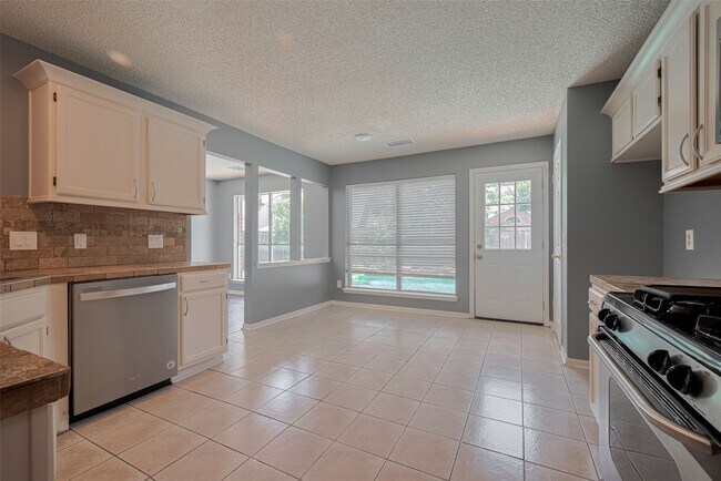 Building Photo - 9911 Villa Verde Dr
