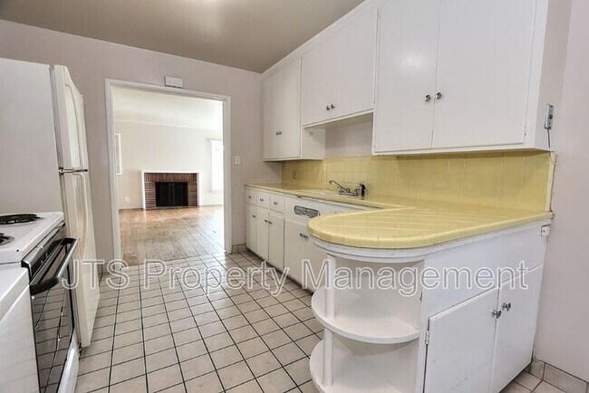 Building Photo - 3109-3111 Hampshire Drive