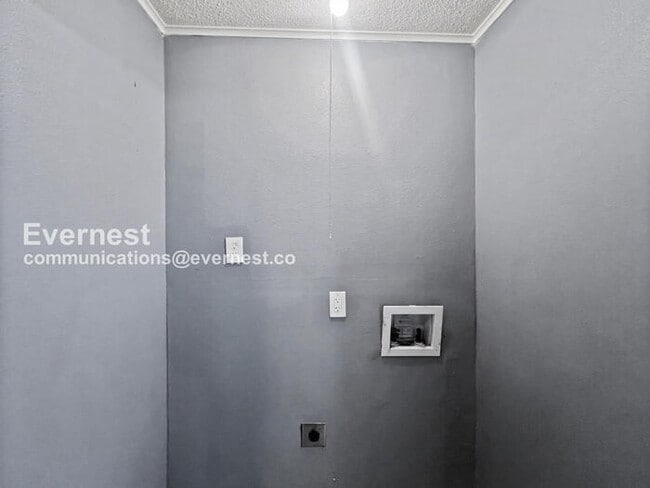 Building Photo - 3 Bed, 2 Bath Home with Fenced Yard / Pet-Friendly / Vouchers Accepted / Available Now!