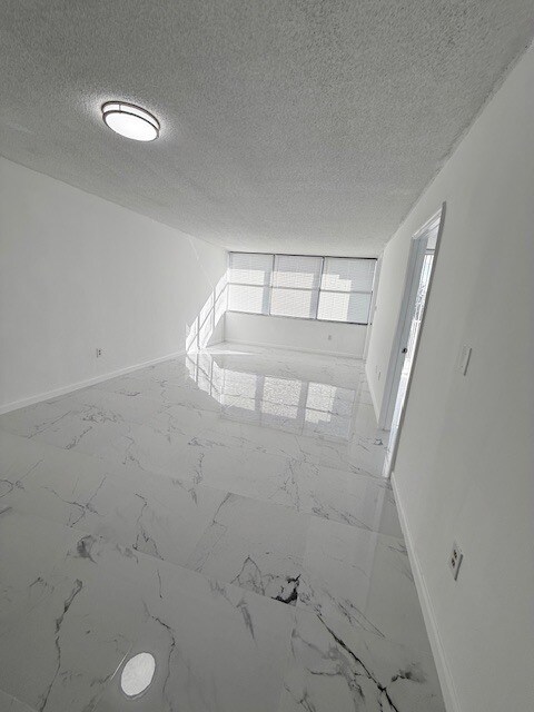 Building Photo - 1005E