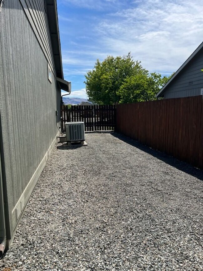 Building Photo - Beautiful 3 bed/2 bath home with garage, a/c and private covered patio!