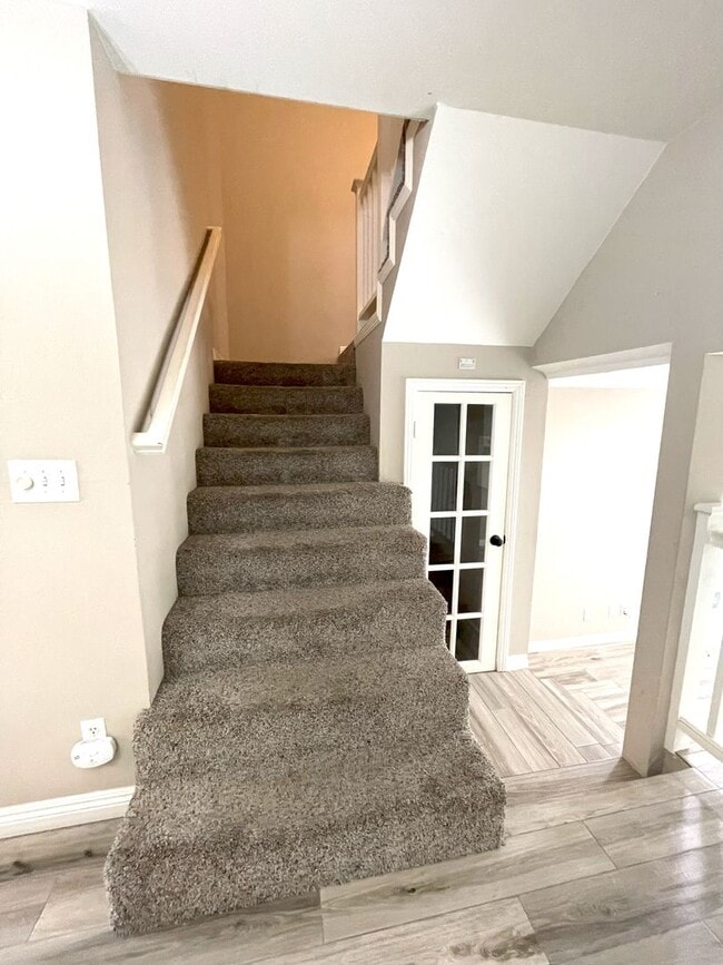 Building Photo - Updated 2 bedroom split level townhome