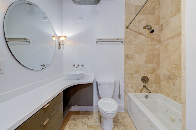 Building Photo - Designer condo with a private rooftop terrace