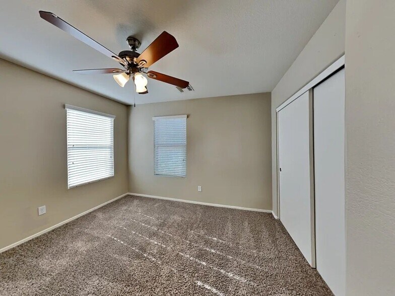 Building Photo - 209 E Valley View Dr