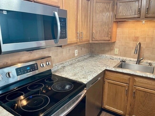 Building Photo - Fresh 1 Bedroom Corner Condo with 2 Off Street Parking Spaces