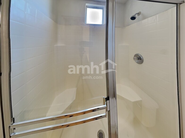 Building Photo - 5361 W Huntington Dr