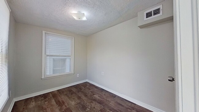 Building Photo - Recently renovated 2/1 Springfield Apartment!