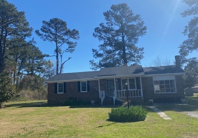 Building Photo - 3 bed 2 bath Brick Ranch