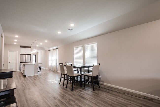 Building Photo - 5003 Bluebird Song Ln