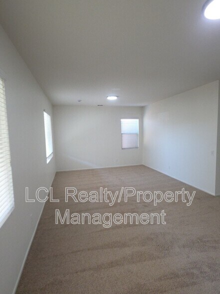 Building Photo - 12899 Oakdale St