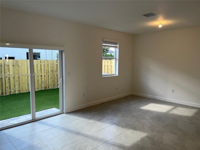 Building Photo - 2679 SE 25th Ter