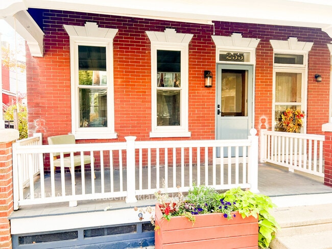 Building Photo - 255 Elm St